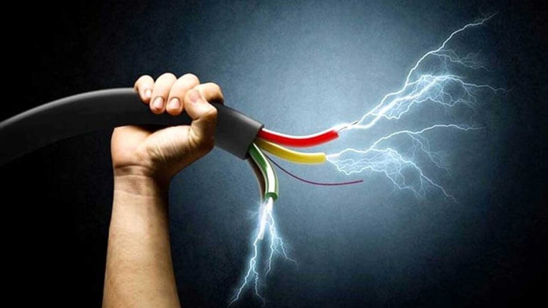 Gandhari Police | విద్యుత్​షాక్​తో ఒకరికి గాయాలు.. స్పందించిన పోలీసులు