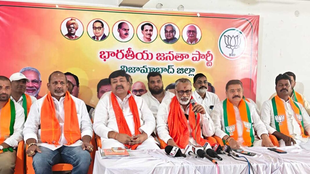 Former MLA Prabhakar | పార్టీ పగ్గాల కోసం పోటీ పడుతున్న కేటీఆర్​, కవిత