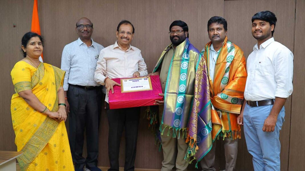 TGSRTC | నిజాయితీ చాటుకున్న ఆర్టీసీ కండక్టర్.. సన్మానించిన ఎండీ సజ్జనార్​