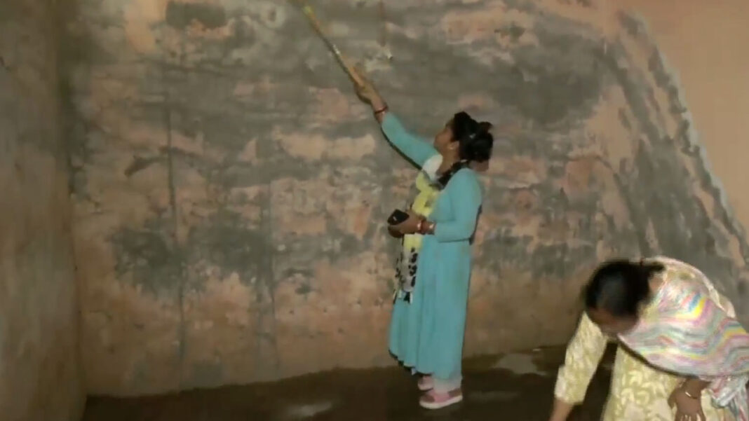 Bunkers | బంకర్లను సిద్ధం చేసుకుంటున్న కశ్మీర్​ ప్రజలు