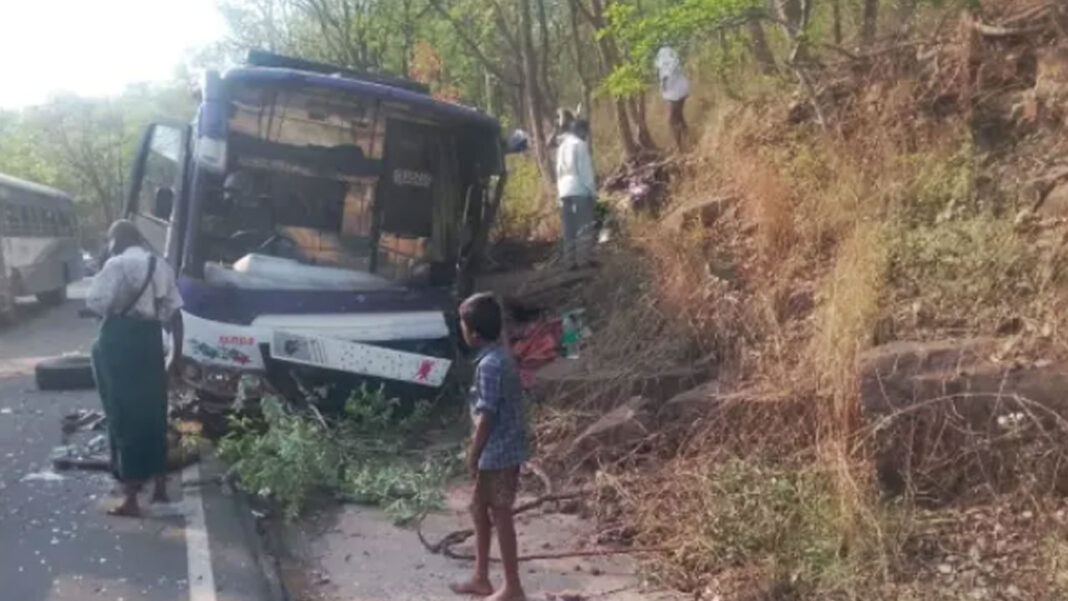 Srisailam | శ్రీశైలం ఘాట్ రోడ్డులో కొండను ఢీకొన్న బస్సు