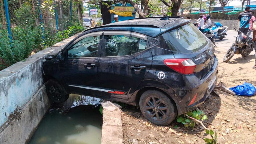 car Nizamabad City | నగరంలో కారు బీభత్సం