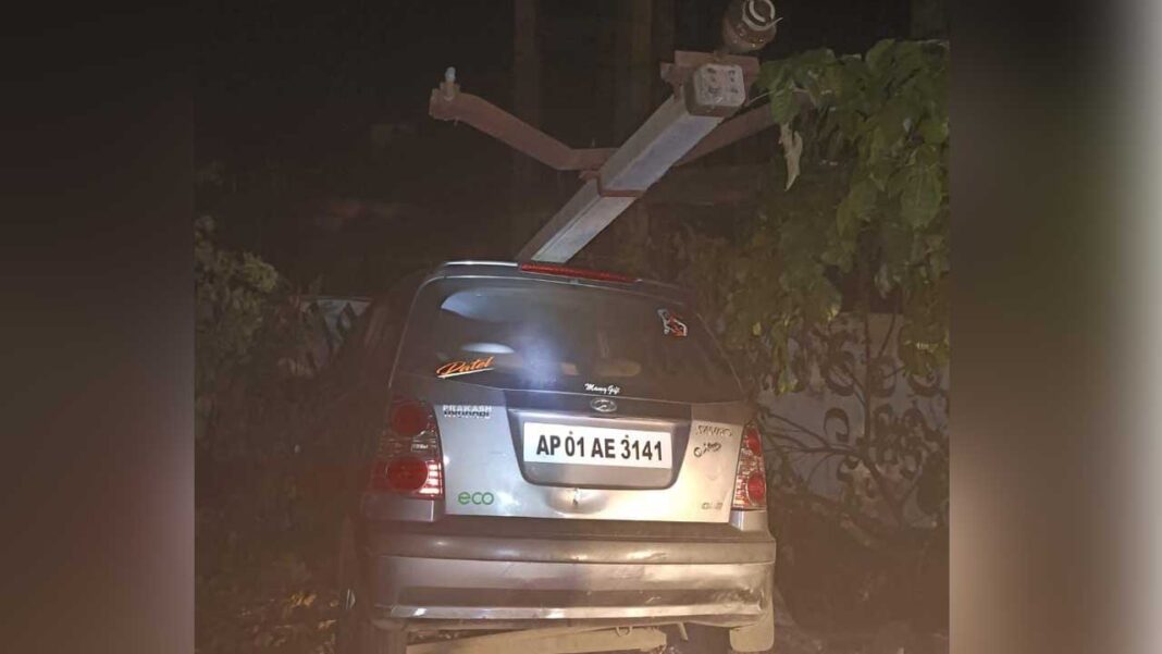 Kamareddy | విద్యుత్ స్థంభాన్ని ఢీకొన్న కారు.. నిలిచిన విద్యుత్​ సరఫరా