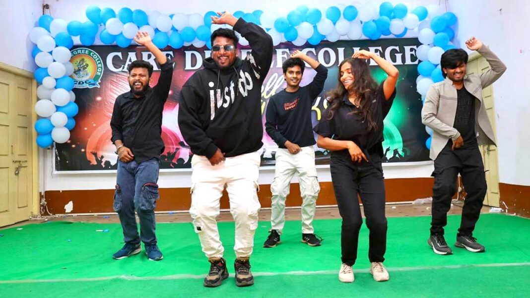 Care Degree College | ‘కేర్​’లో.. ఉత్సాహంగా ఫేర్​వెల్​ పార్టీ