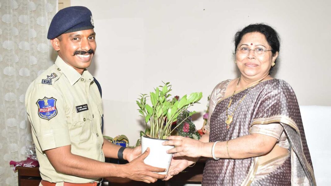 District Judge | జిల్లా జడ్జిని కలిసిన సీపీ సాయి చైతన్య