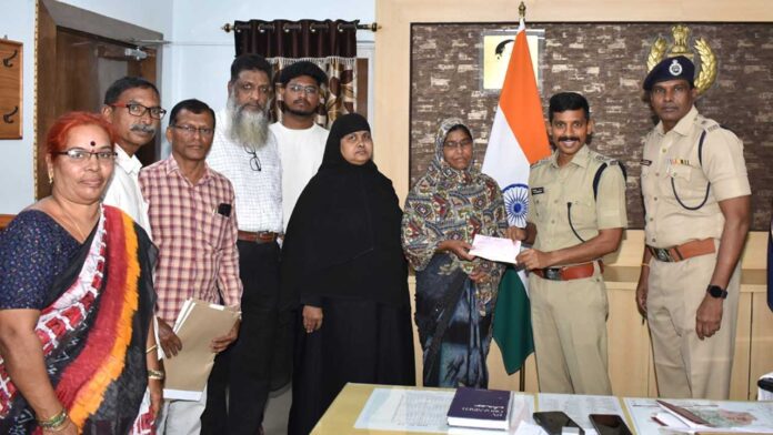 CP Sai Chaitanya | కానిస్టేబుల్ కుటుంబానికి ఎక్స్గ్రేషియా అందజేత CP Sai Chaitanya | కానిస్టేబుల్ కుటుంబానికి ఎక్స్గ్రేషియా అందజేత