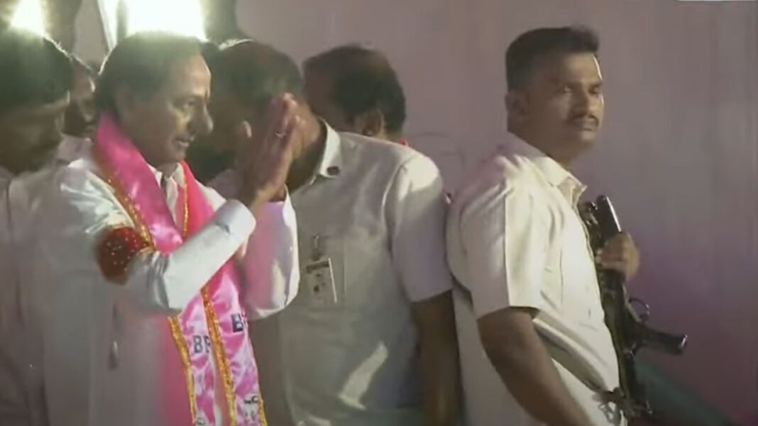 BRS | వేదికపైకి చేరుకున్న గులాబీ బాస్​