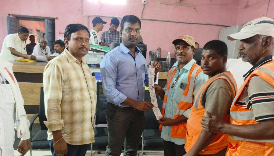 Municipal Commissioner | పారిశుధ్య కార్మికులకు ఓఆర్​ఓస్​ ప్యాకెట్ల అందజేత