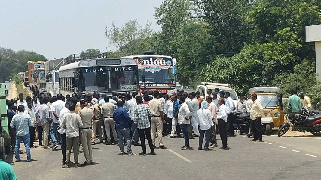 Kamareddy | తూకాలు వేయట్లేదని రోడ్డెక్కిన రైతన్న