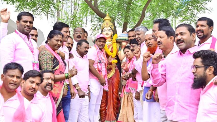 BRS Silver Jubilee | వరంగల్​ బాటపట్టిన గులాబీ దండు