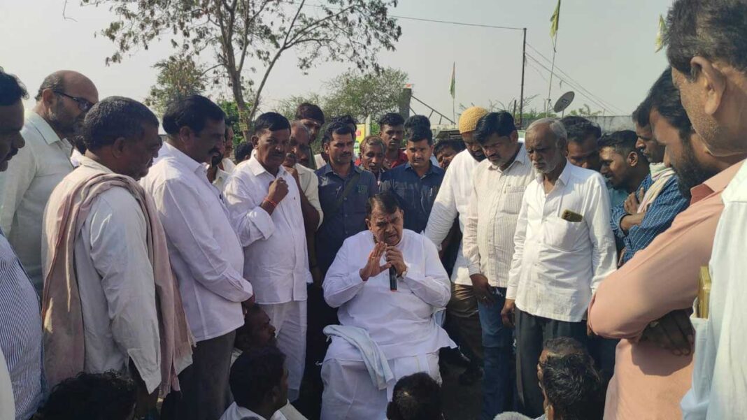 Mla Pocharam Srinivas Reddy | రహదారిపై రైతుల ధర్నా.. సముదాయించిన ఎమ్మెల్యే..