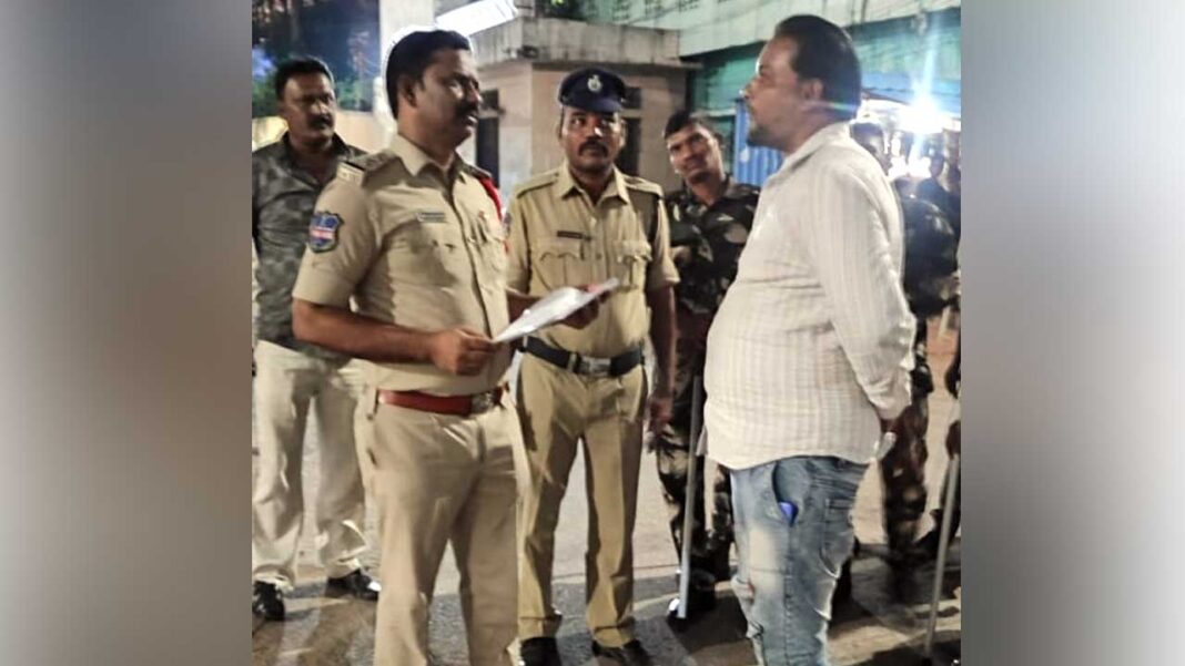 Police foot patroling | రెండో టౌన్ పరిధిలో ఫుట్ పెట్రోలింగ్
