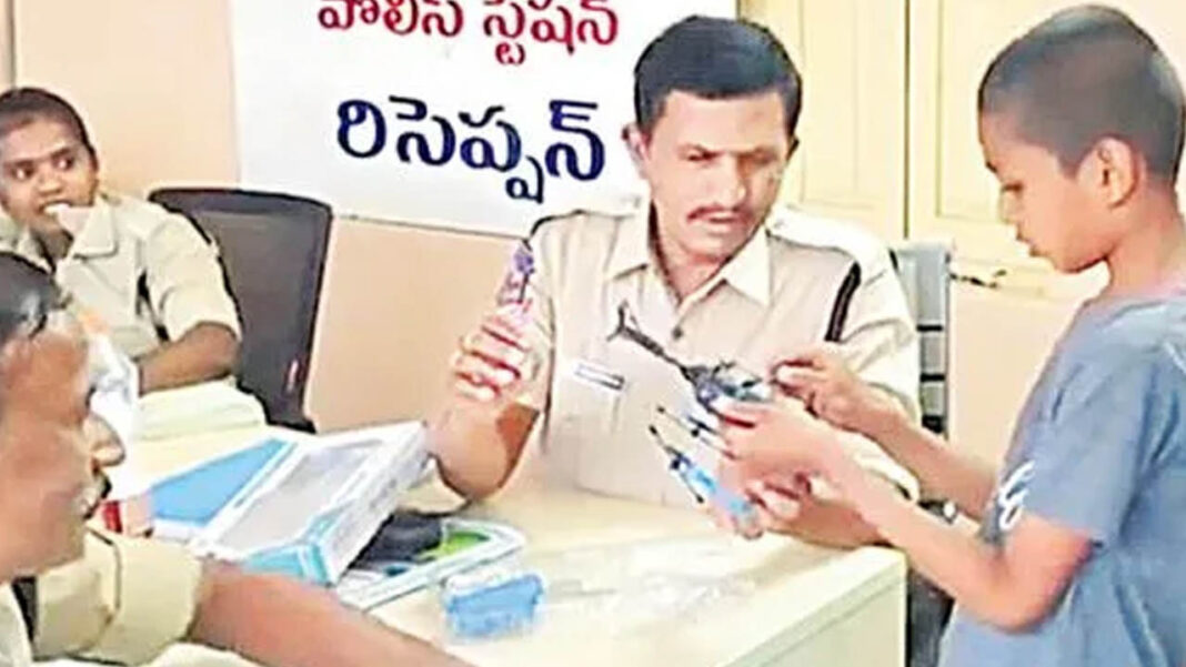 toy helicopter | నా హెలికాప్టర్​ పనిచేయడం లేదు.. పోలీసులకు బుడ్డోడి ఫిర్యాదు