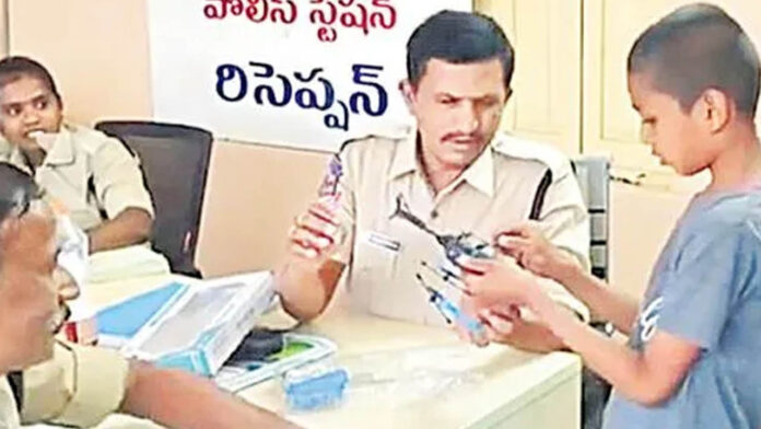 toy helicopter | నా హెలికాప్టర్​ పనిచేయడం లేదు.. పోలీసులకు బుడ్డోడి ఫిర్యాదు