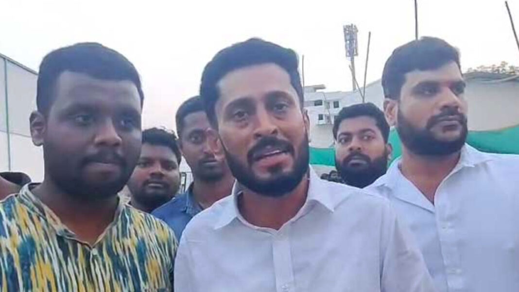 Jukkal Mla | డబ్బులిస్తారా.. వీడియోలు బయట పెట్టాలా.. ఎమ్మెల్యేను బ్లాక్మెయిల్ చేసిన రిపోర్టర్ Jukkal Mla | డబ్బులిస్తారా.. వీడియోలు బయట పెట్టాలా.. ఎమ్మెల్యేను బ్లాక్మెయిల్ చేసిన రిపోర్టర్