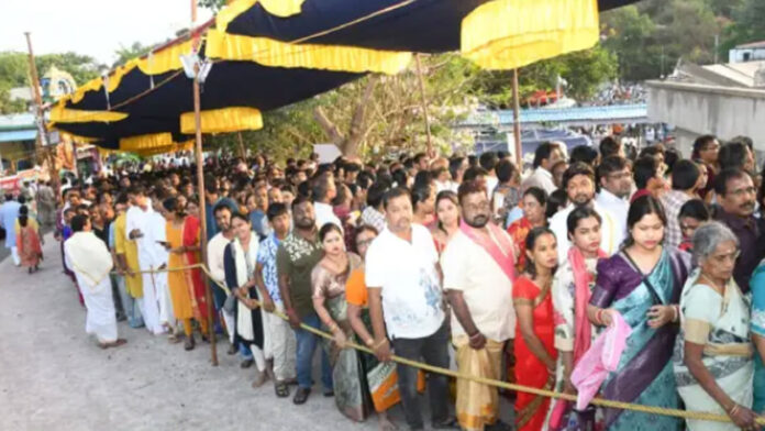 Simhachalam | నిజరూపంలో దర్శనమిస్తున్న సింహాద్రి అప్పన్న Simhachalam | నిజరూపంలో దర్శనమిస్తున్న సింహాద్రి అప్పన్న