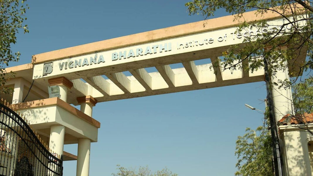 Students protest | విద్యార్థినుల ఫొటోలు తీసిన వార్డెన్​.. వీబీఐటీ కాలేజీలో ఉద్రిక్తత