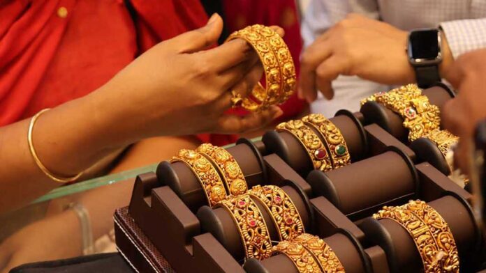 Gold Price on August 26 | స్వ‌ల్పంగా త‌గ్గిన బంగారం ధ‌ర‌లు..ఈ రోజు ఎలా ఉన్నాయంటే..!