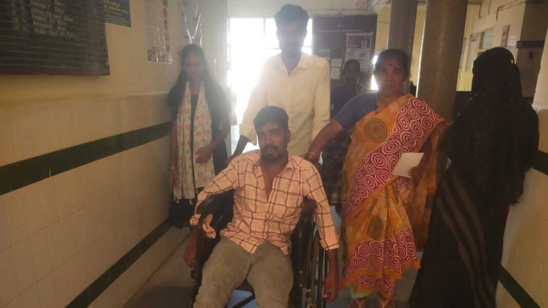 Bodhan Government Hospital | బోధన్​ ఆస్పత్రిలో బంధువులే వార్డ్​బాయ్​లు