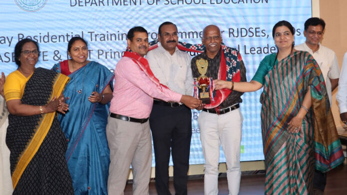 Deo | డీఈవోకు అవార్డులు
