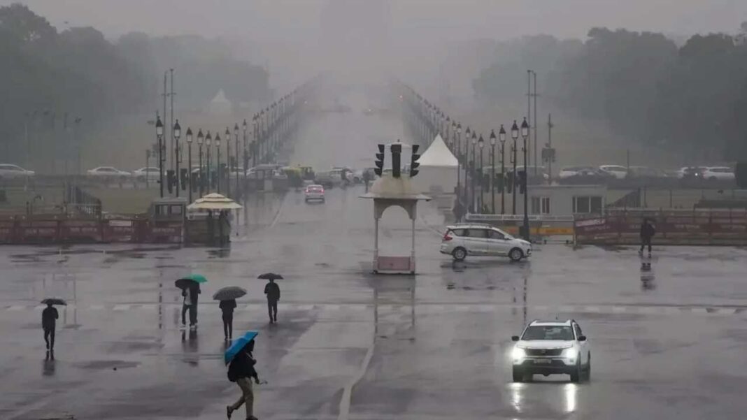 Delhi Rains | ఢిల్లీలో వ‌ర్షాల ఎఫెక్ట్‌.. ఆల‌స్యంగా విమానాల రాకపోక‌లు