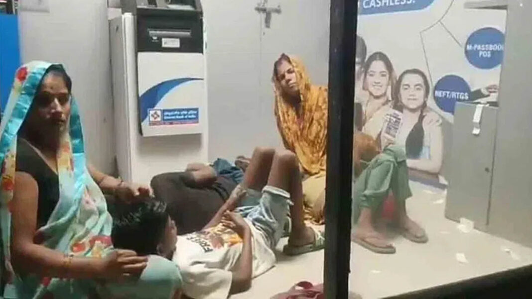 Viral Video | పెరిగిన విద్యుత్తు కోతలు.. వేడి భరించలేక ఏటీఎంలో ఆశ్రయం.. వీడియో వైరల్!