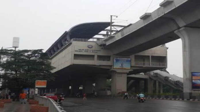 Hyderabad | హైదరాబాద్​లో రెచ్చిపోయిన ఆకతాయిలు.. భర్త ఎదుటే భార్యకు వేధింపులు