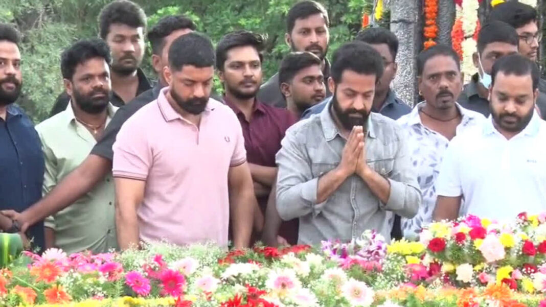 NTR's 102nd birth anniversary | ఎన్టీఆర్ 102వ జయంతి.. నివాళుర్పించిన జూ.ఎన్టీఆర్‌, కళ్యాణ్‌రామ్