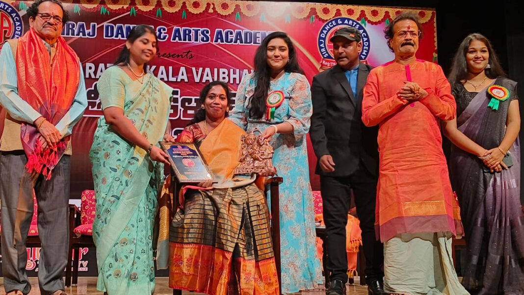 Best Dance Teacher Award | నాట్య కళాకారిణి నవనీత గౌడ్​కు ఉత్తమ నాట్య గురువు పురస్కారం