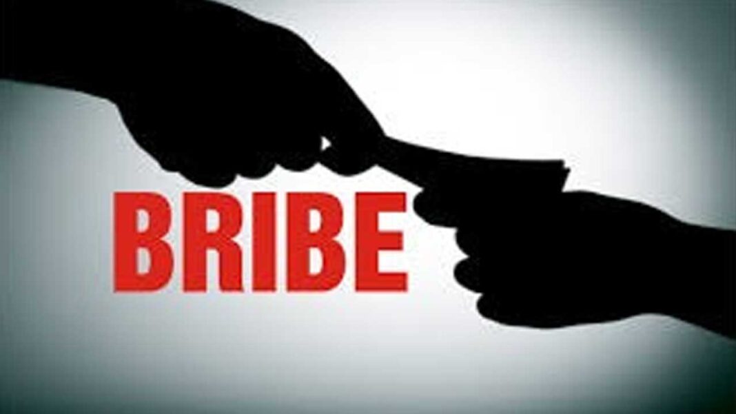 Bribe police officer threw money | లంచం తీసుకుంటూ దొరికాడు.. పట్టుకోబోతే గాల్లో నగదు విసిరేసిన పోలీసు అధికారి!