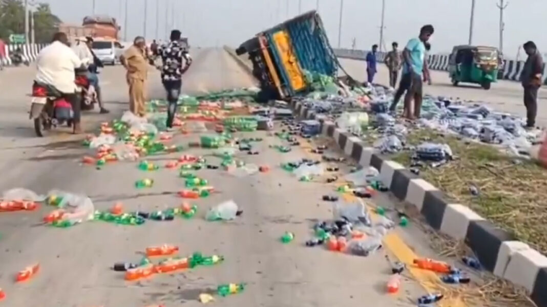 Cool Drinks | బోల్తా పడిన కూల్​డ్రింక్ వ్యాన్​.. తర్వాత ఏం జరిగిందంటే..