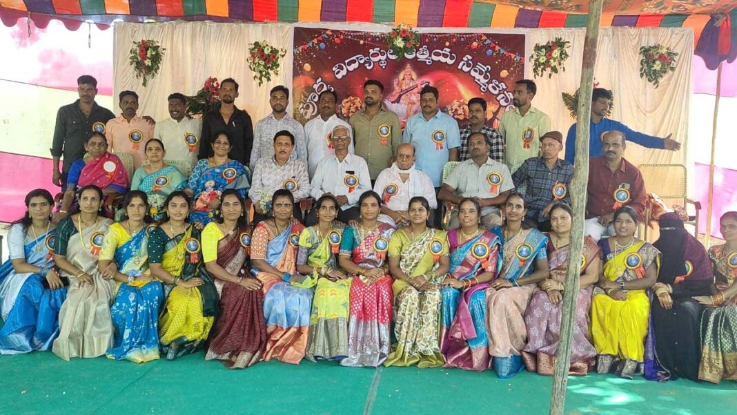 Alumni Friends | పూర్వ విద్యార్థుల అపూర్వ సమ్మేళనం