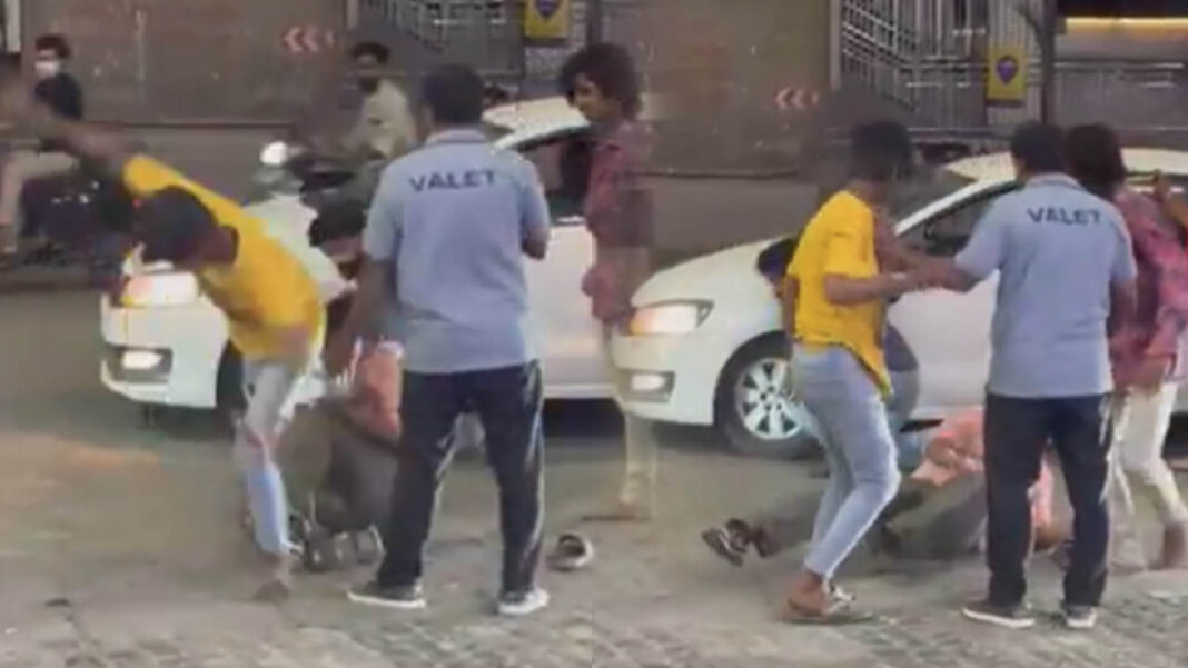 Hyderabad | హైద‌రాబాద్‌లో రెచ్చిపోతున్న మందుబాబులు.. ప‌బ్ ముందు ఎలా కొట్టుకున్నారో చూడండి