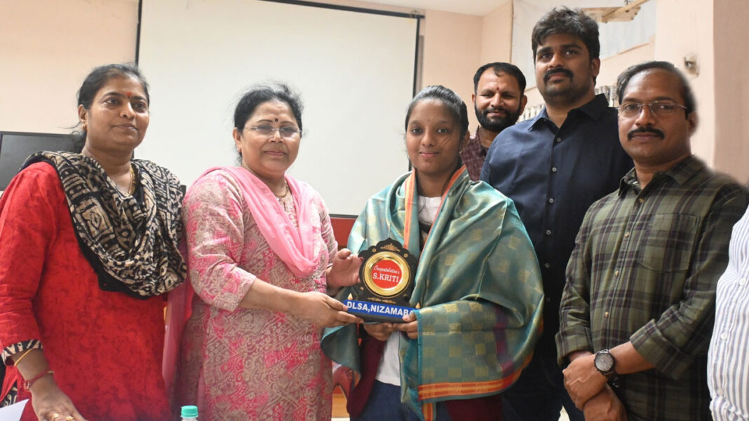 District Judge | స్టేట్​ ఫస్ట్ ర్యాంకర్​ను అభినందించిన జడ్జి