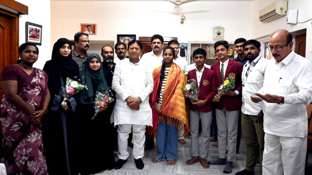 Kakatiya institutions | రాష్ట్రస్థాయి ర్యాంకులు సాధించడం అభినందనీయం