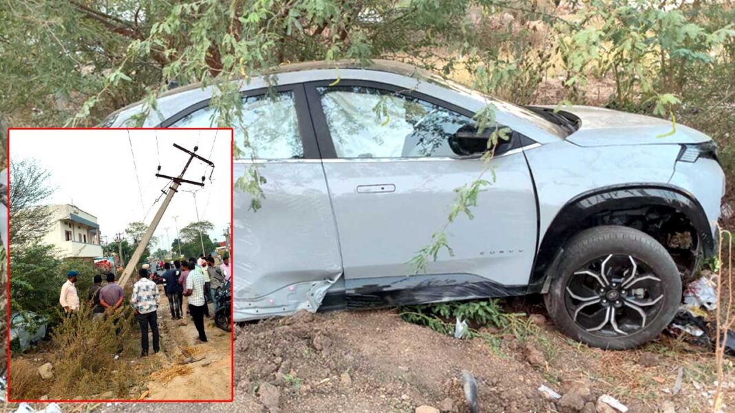 Electricity Department | కరెంట్ స్థంభాన్ని ఢీకొన్న కారు.. ట్రాన్స్​కో సబ్​ఇంజినీర్​కు గాయాలు