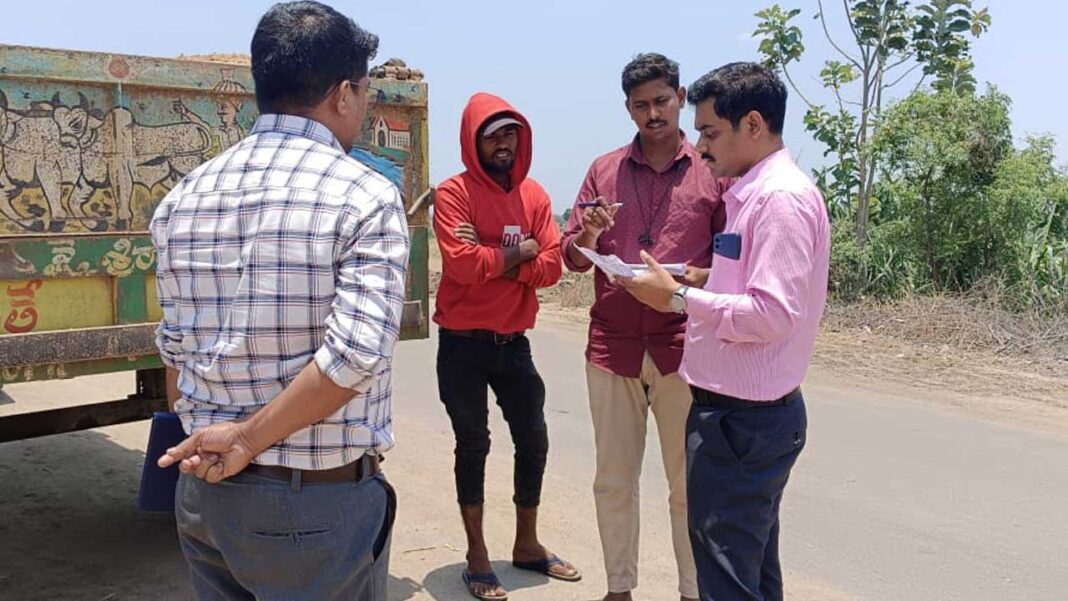 Sub Collector Vikas Mahato | చెక్​పోస్ట్​లో ప్రతి వాహనాన్ని తనిఖీ చేయాలి