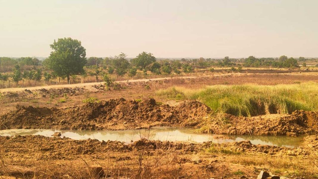 Mission Bhagiratha leakage | మిషన్​ భగీరథ నీళ్లు.. రోడ్డు పాలు..