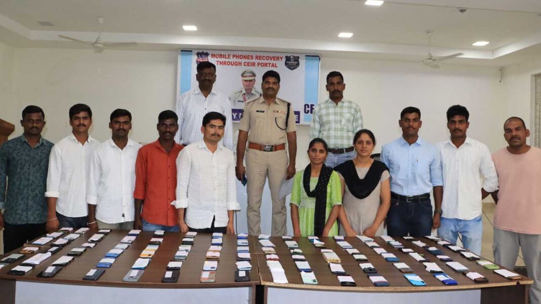 Kamareddy SP Rajesh Chandra | 130 సెల్​ఫోన్ల రికవరీ