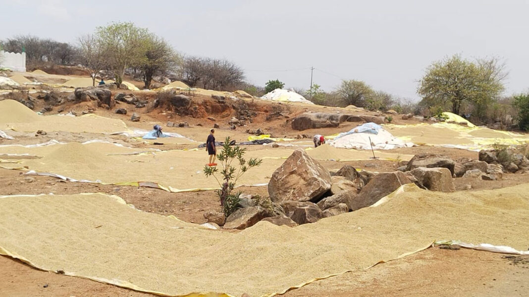 Farmers | ధాన్యం కాంటాలు ప్రారంభం కాక రైతుల అవస్థలు