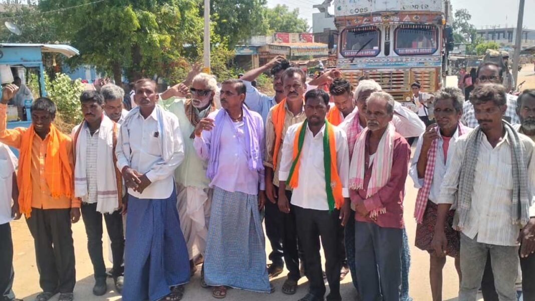 Pension scheme | కొత్త పింఛన్ల కోసం రాస్తారోకో