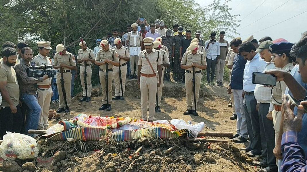 Greyhounds Constable Vadla Sridhar | అధికారిక లాంఛనాలతో కానిస్టేబుల్​ అంత్యక్రియలు పూర్తి