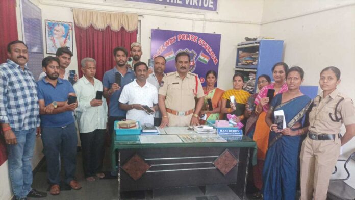Railway Police Nizamabad | పోగొట్టుకున్న సెల్​ఫోన్ల అప్పగింత