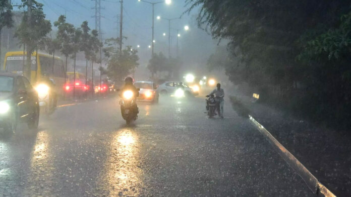Heavy rain | హైదరాబాద్​లో భారీ వర్షం.. లోతట్టు ప్రాంతాలు జలమయం