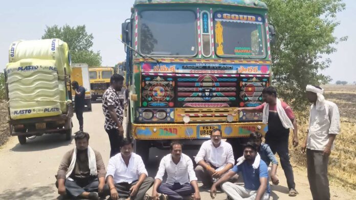 Bodhan | ఇసుక టిప్పర్లను అడ్డుకున్న గ్రామస్థులు