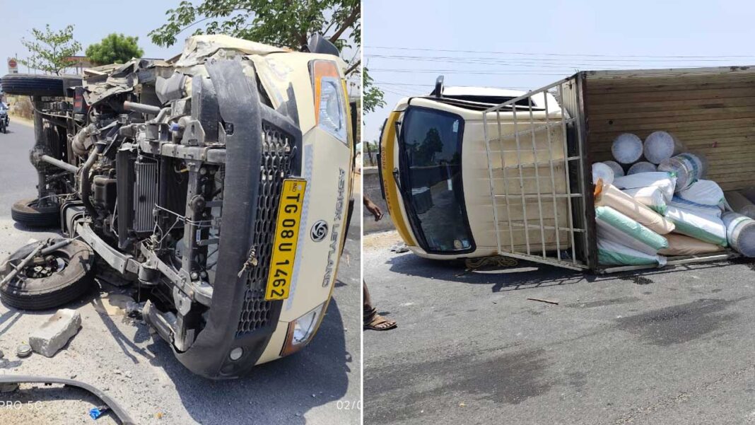 Dichpalli | డివైడర్​ను ఢీకొని వ్యాన్ బోల్తా