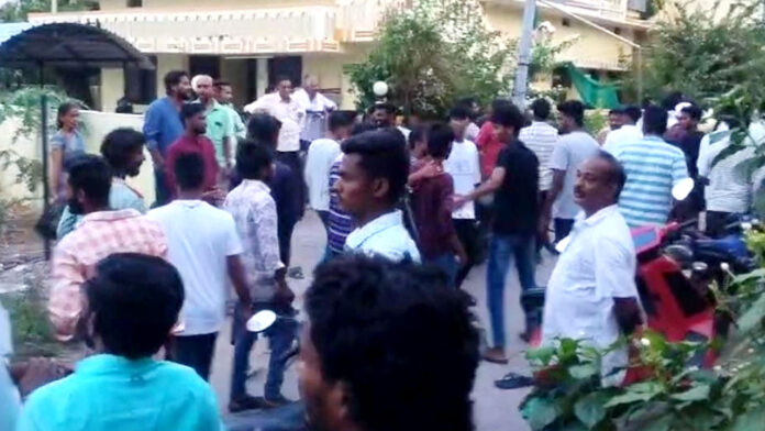Varni | ఎదురెదురుగా ఢీకొన్న రెండు బైక్లు.. కొట్టుకున్న 200 మంది Varni | ఎదురెదురుగా ఢీకొన్న రెండు బైక్లు.. కొట్టుకున్న 200 మంది