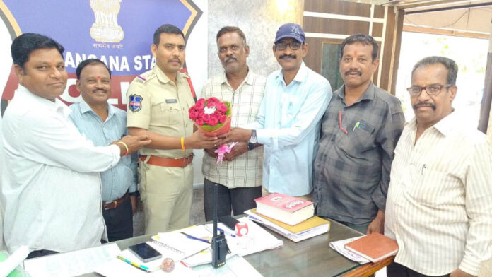 SHO | నూతన ఎస్​హెచ్​ఓకు స్వాగతం పలికిన సీనియర్ జర్నలిస్టులు