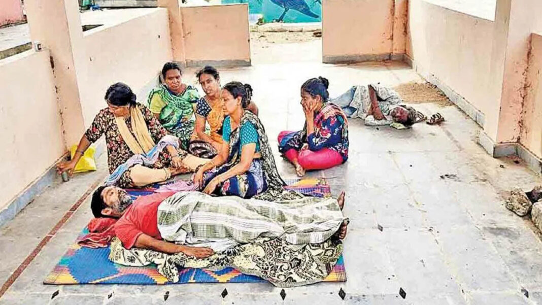 Dharmapuri | ఘోరం.. ఇంట్లోకి రానీయని యజమాని.. బతికుండగానే శ్మశాన వాటికకు!