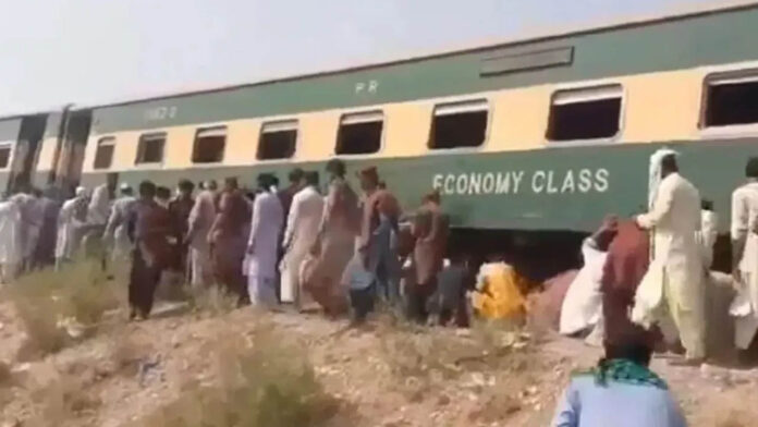 Jafar Express | పాకిస్తాన్‌లో విధ్వంసం.. పట్టాలు తప్పిన జాఫర్‌ ఎక్స్‌ప్రెస్‌ 6 బోగీలు